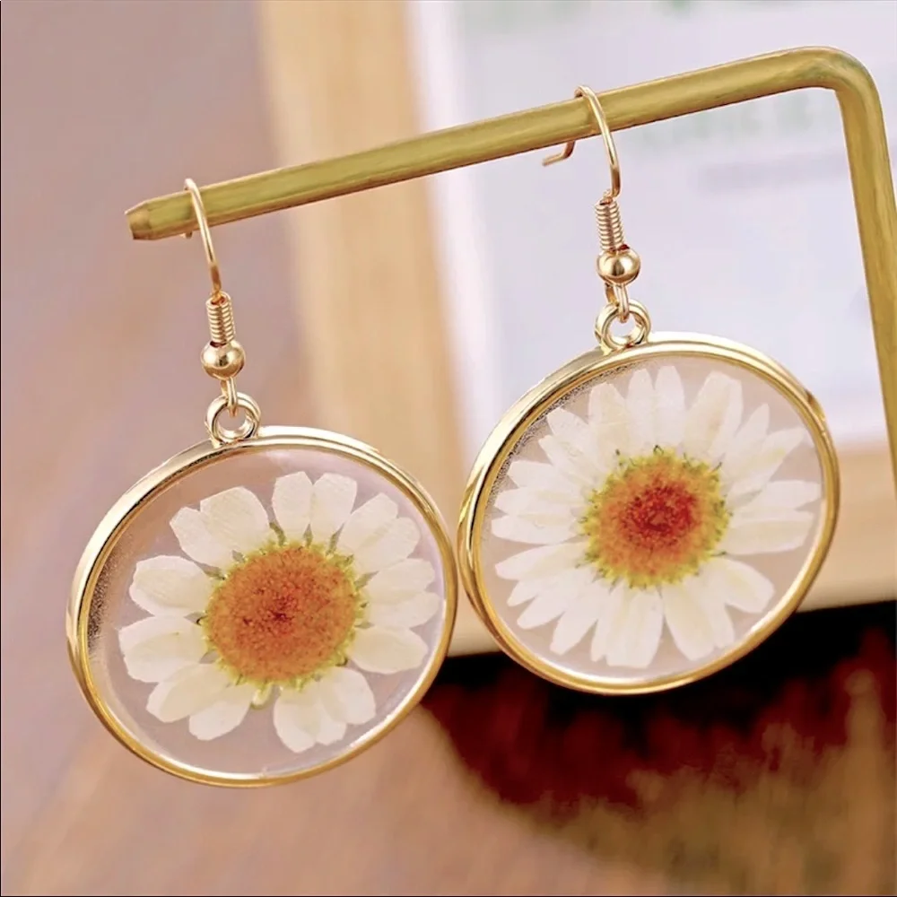 "Daisy Sundays” Real Flower Gold Circle Pendant Bohemian Hippie Plant Earrings - Picture 2 of 7